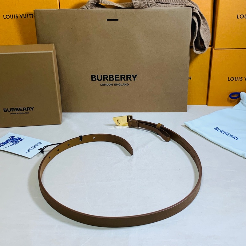 ‼️全台最甜 🎁全新盒裝 Burberry 巴寶莉 2024 戰馬鐵牌卡其窄皮帶（原價16500）-8