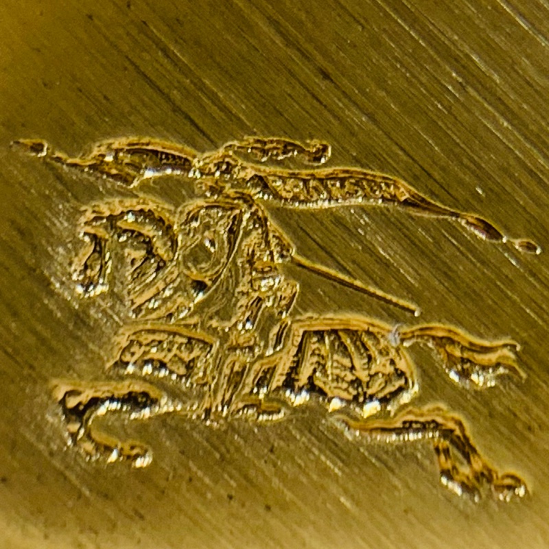 ‼️全台最甜 🎁全新盒裝 Burberry 巴寶莉 2024 戰馬鐵牌卡其窄皮帶（原價16500）-9