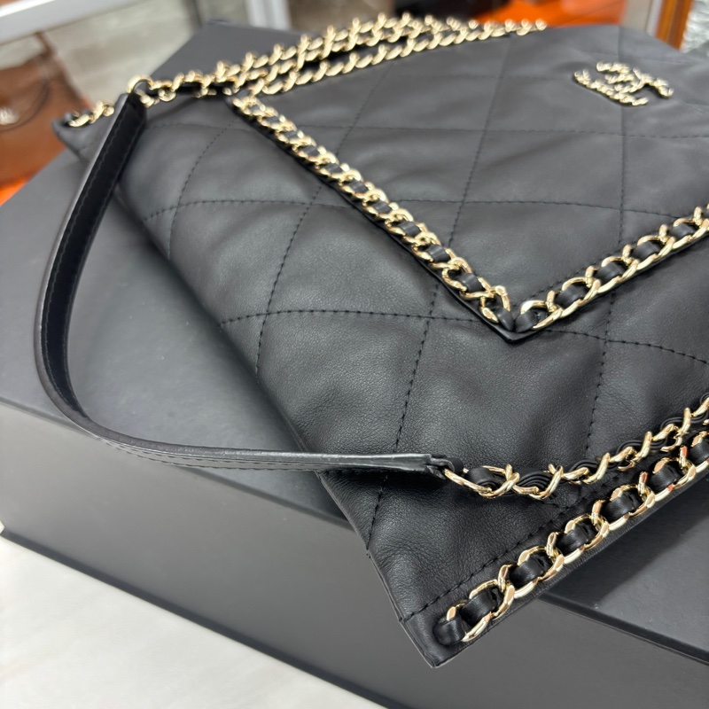 Chanel 22C黑金滾邊琴譜包-5