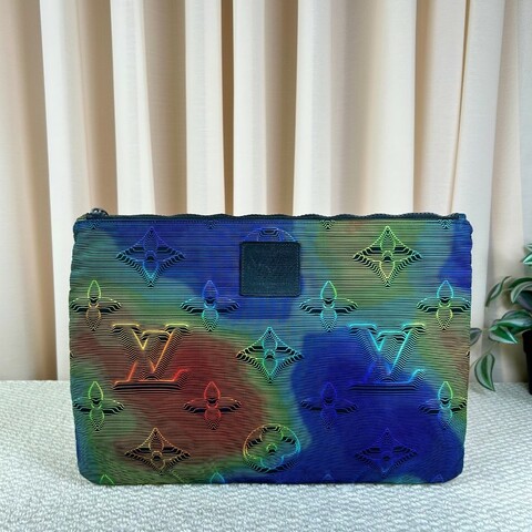 LV路易威登2054系列 pouch熱感應系列炫彩限量手包 雙面可使用 一面低調 一面高調 雙面黑色五金拉鏈 設計超棒 絕對不會撞款