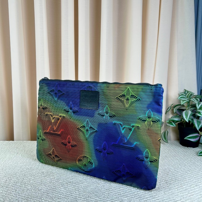 LV路易威登2054系列 pouch熱感應系列炫彩限量手包 雙面可使用 一面低調 一面高調 雙面黑色五金拉鏈 設計超棒 絕對不會撞款-3