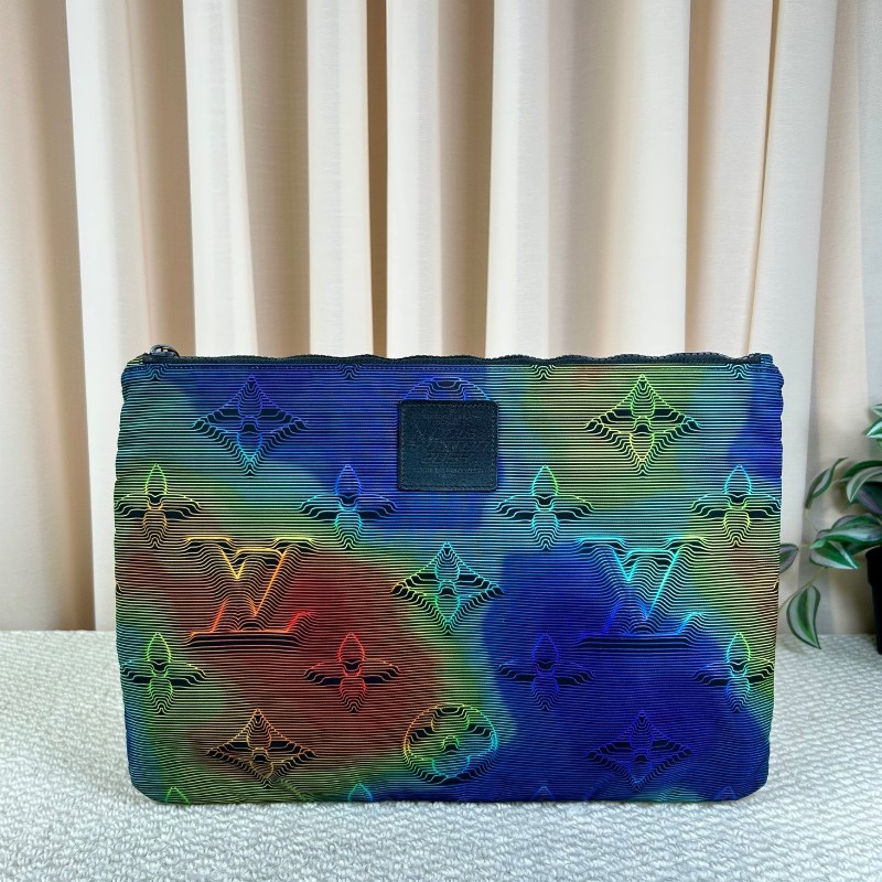 LV路易威登2054系列 pouch熱感應系列炫彩限量手包 雙面可使用 一面低調 一面高調 雙面黑色五金拉鏈 設計超棒 絕對不會撞款-5