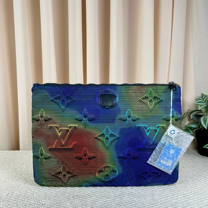 LV路易威登2054系列 pouch熱感應系列炫彩限量手包 雙面可使用 一面低調 一面高調 雙面黑色五金拉鏈 設計超棒 絕對不會撞款-6