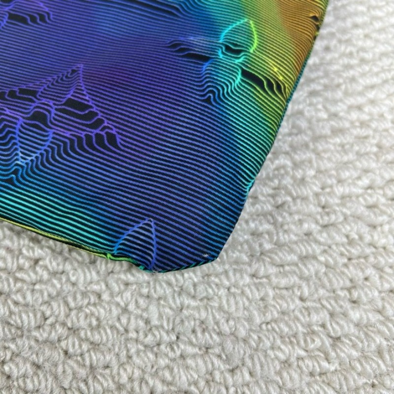 LV路易威登2054系列 pouch熱感應系列炫彩限量手包 雙面可使用 一面低調 一面高調 雙面黑色五金拉鏈 設計超棒 絕對不會撞款-8