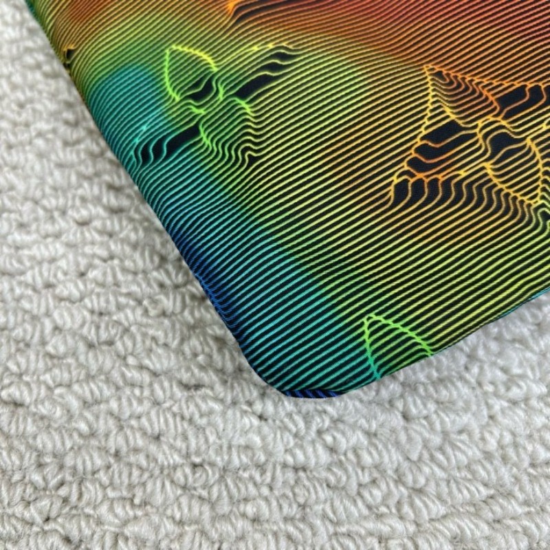 LV路易威登2054系列 pouch熱感應系列炫彩限量手包 雙面可使用 一面低調 一面高調 雙面黑色五金拉鏈 設計超棒 絕對不會撞款-9