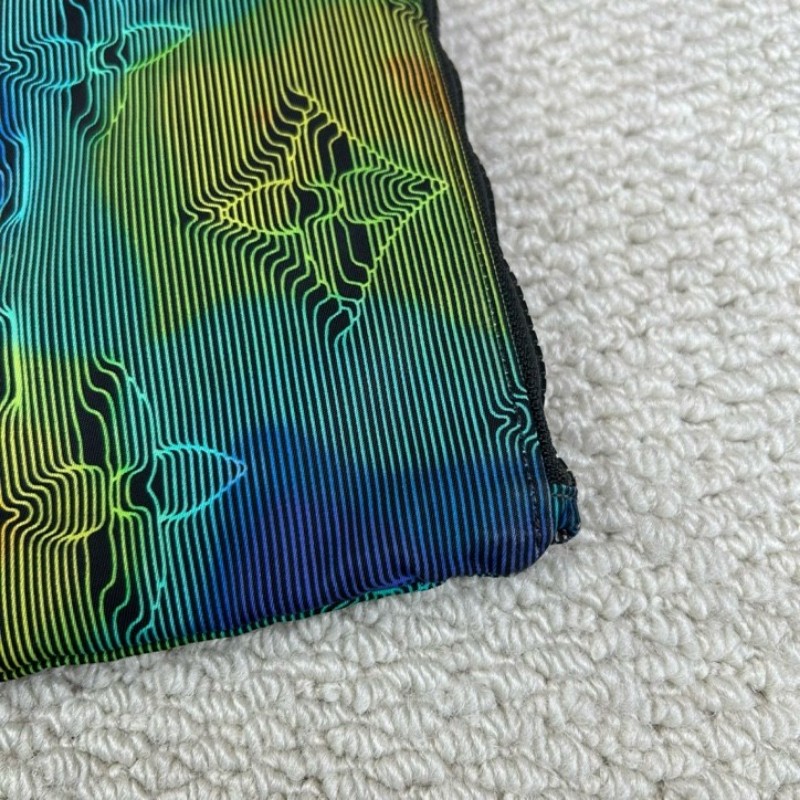 LV路易威登2054系列 pouch熱感應系列炫彩限量手包 雙面可使用 一面低調 一面高調 雙面黑色五金拉鏈 設計超棒 絕對不會撞款-10