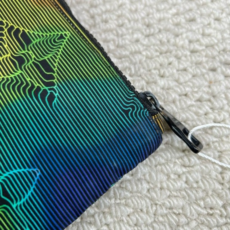 LV路易威登2054系列 pouch熱感應系列炫彩限量手包 雙面可使用 一面低調 一面高調 雙面黑色五金拉鏈 設計超棒 絕對不會撞款-11