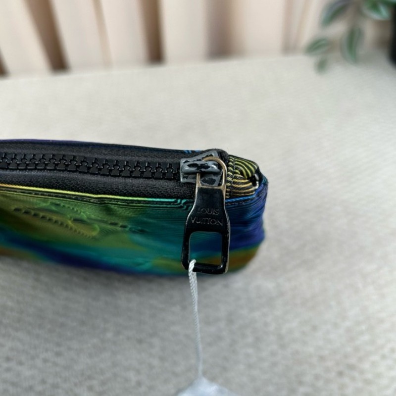LV路易威登2054系列 pouch熱感應系列炫彩限量手包 雙面可使用 一面低調 一面高調 雙面黑色五金拉鏈 設計超棒 絕對不會撞款-12