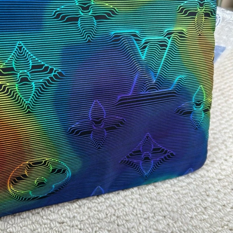 LV路易威登2054系列 pouch熱感應系列炫彩限量手包 雙面可使用 一面低調 一面高調 雙面黑色五金拉鏈 設計超棒 絕對不會撞款-14