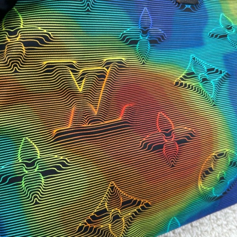 LV路易威登2054系列 pouch熱感應系列炫彩限量手包 雙面可使用 一面低調 一面高調 雙面黑色五金拉鏈 設計超棒 絕對不會撞款-15