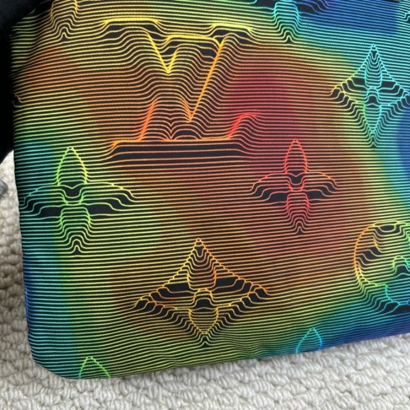 LV路易威登2054系列 pouch熱感應系列炫彩限量手包 雙面可使用 一面低調 一面高調 雙面黑色五金拉鏈 設計超棒 絕對不會撞款-16