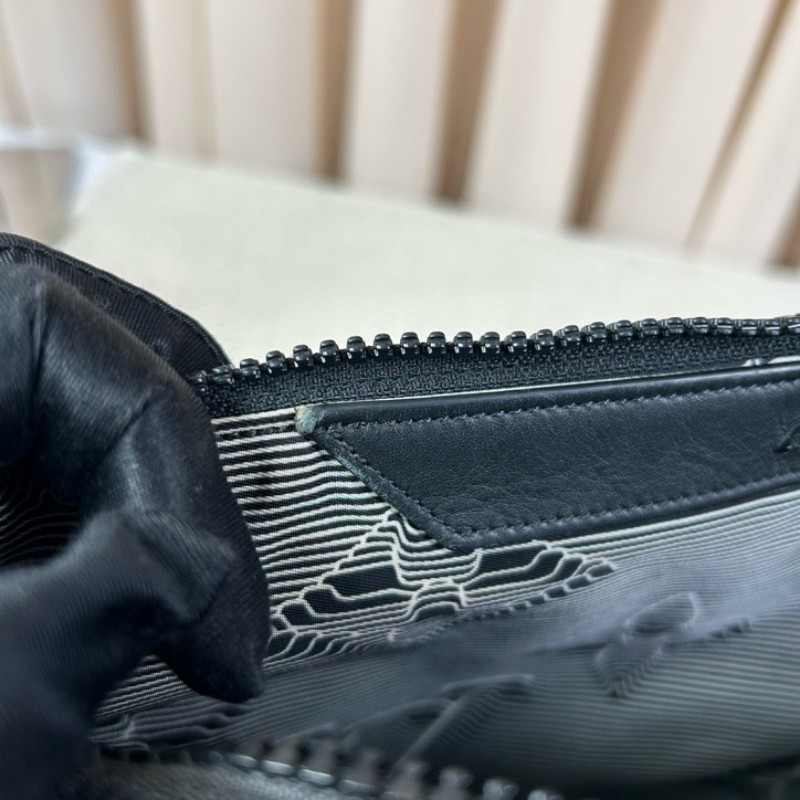 LV路易威登2054系列 pouch熱感應系列炫彩限量手包 雙面可使用 一面低調 一面高調 雙面黑色五金拉鏈 設計超棒 絕對不會撞款-20