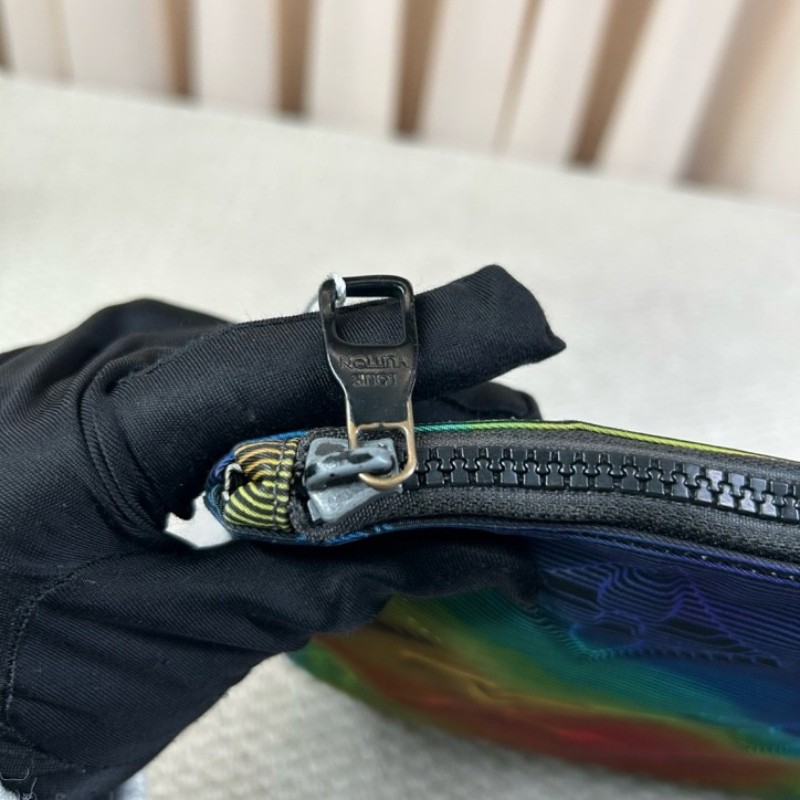 LV路易威登2054系列 pouch熱感應系列炫彩限量手包 雙面可使用 一面低調 一面高調 雙面黑色五金拉鏈 設計超棒 絕對不會撞款-21