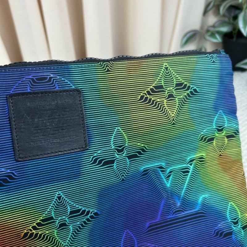 LV路易威登2054系列 pouch熱感應系列炫彩限量手包 雙面可使用 一面低調 一面高調 雙面黑色五金拉鏈 設計超棒 絕對不會撞款-22