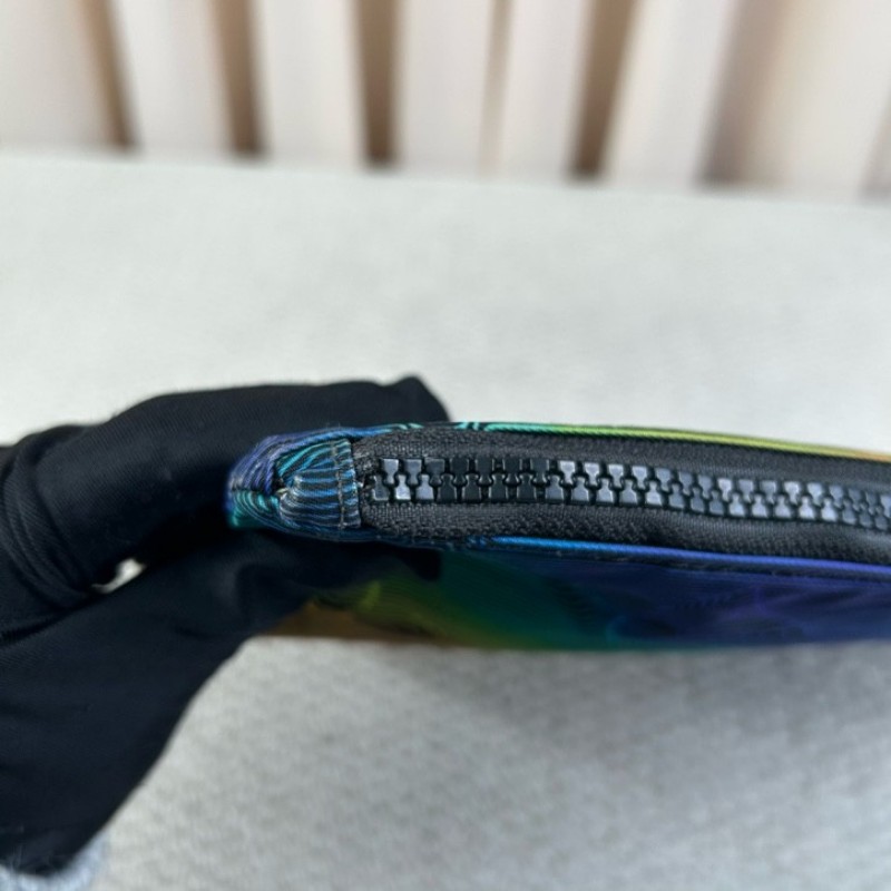 LV路易威登2054系列 pouch熱感應系列炫彩限量手包 雙面可使用 一面低調 一面高調 雙面黑色五金拉鏈 設計超棒 絕對不會撞款-24