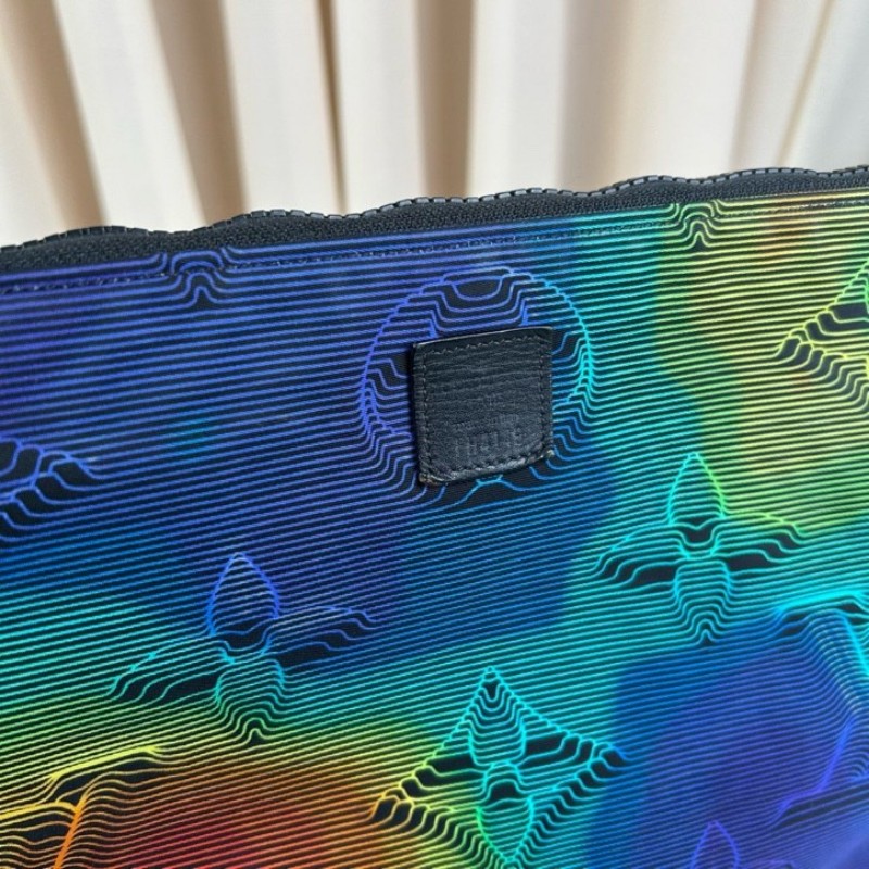 LV路易威登2054系列 pouch熱感應系列炫彩限量手包 雙面可使用 一面低調 一面高調 雙面黑色五金拉鏈 設計超棒 絕對不會撞款-25