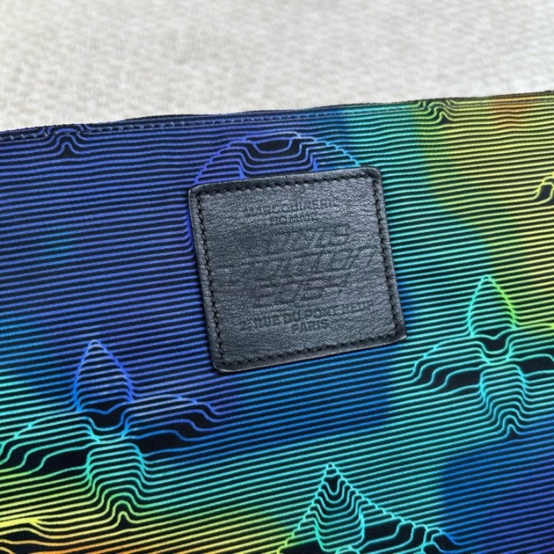 LV路易威登2054系列 pouch熱感應系列炫彩限量手包 雙面可使用 一面低調 一面高調 雙面黑色五金拉鏈 設計超棒 絕對不會撞款-26