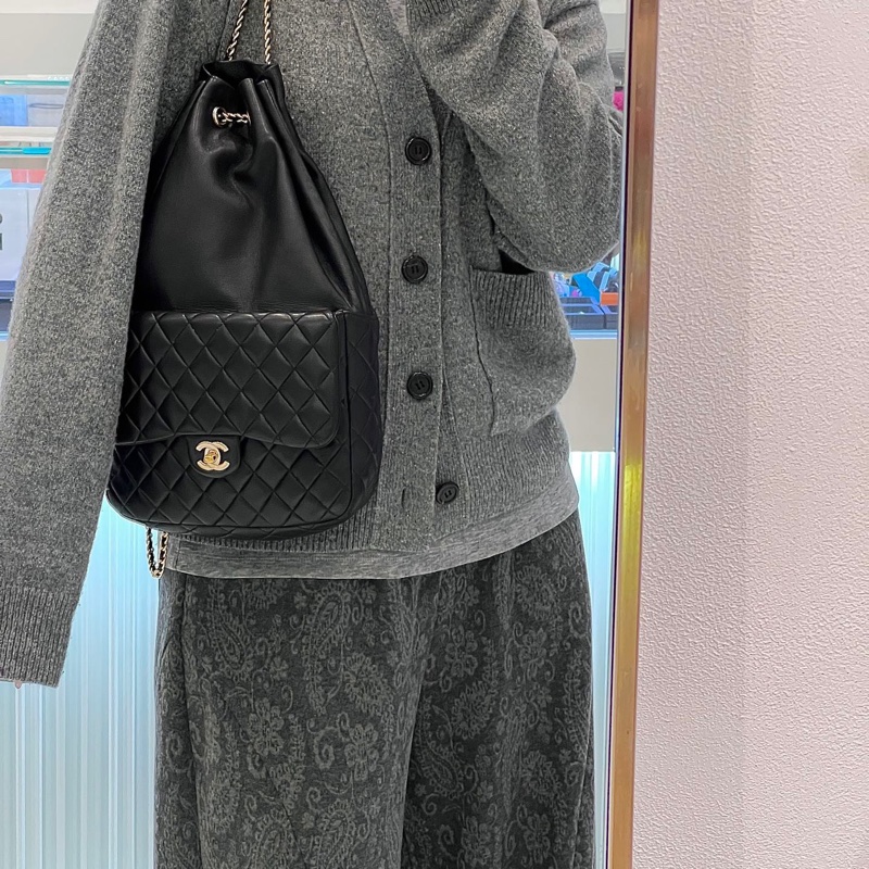 Chanel黑金羊皮束口雙肩包-8