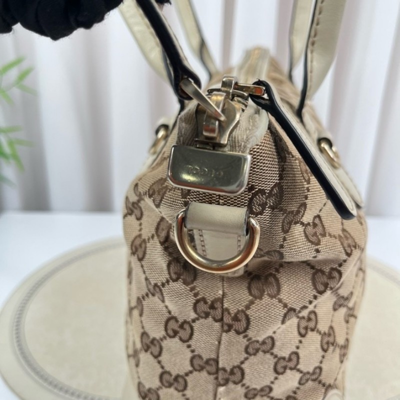 Gucci古馳 白色竹節掛墜手提斜挎單肩包 經典雙G印花圖案 愛心金屬環扣設計 配有可調節肩帶 包身帆布材質 米白色皮質拼接-24