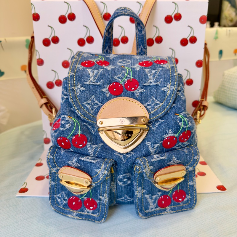 LVxTM 村上隆 限量版 微笑櫻桃刺繡牛仔後背包 m13679-1