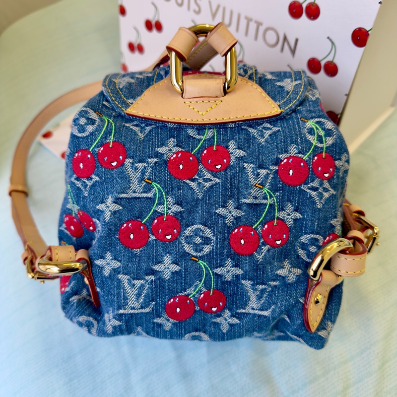 LVxTM 村上隆 限量版 微笑櫻桃刺繡牛仔後背包 m13679-3