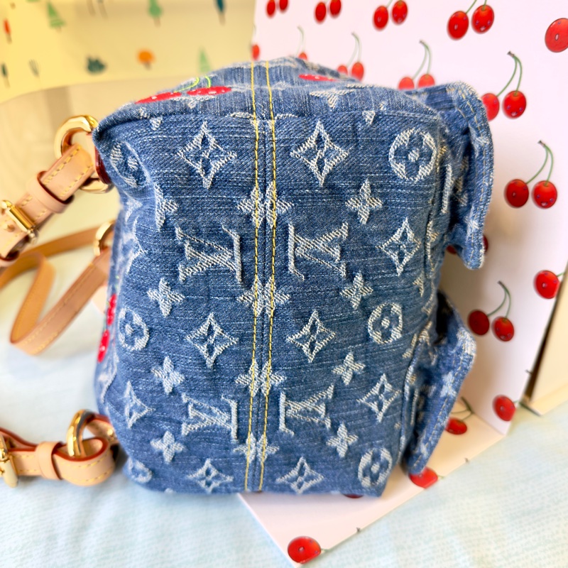 LVxTM 村上隆 限量版 微笑櫻桃刺繡牛仔後背包 m13679-6