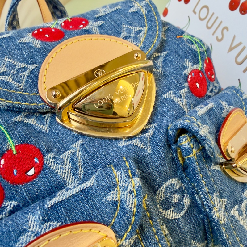 LVxTM 村上隆 限量版 微笑櫻桃刺繡牛仔後背包 m13679-7