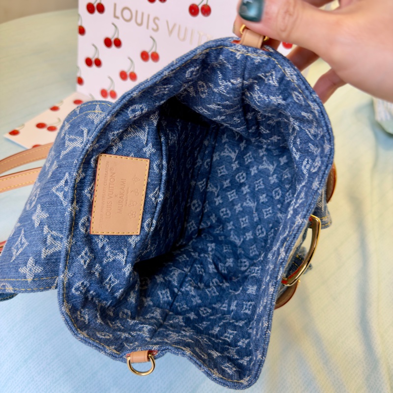 LVxTM 村上隆 限量版 微笑櫻桃刺繡牛仔後背包 m13679-8