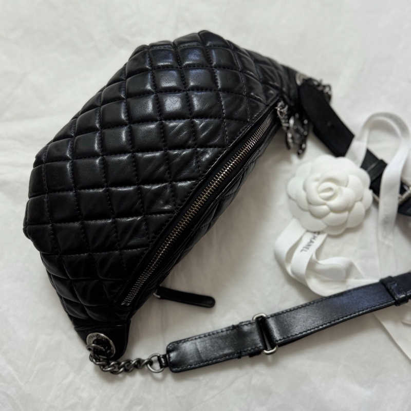 Chanel黑銀胸包-0