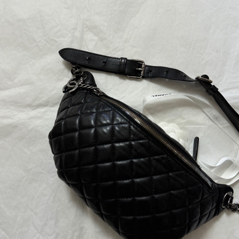 Chanel黑銀胸包-3