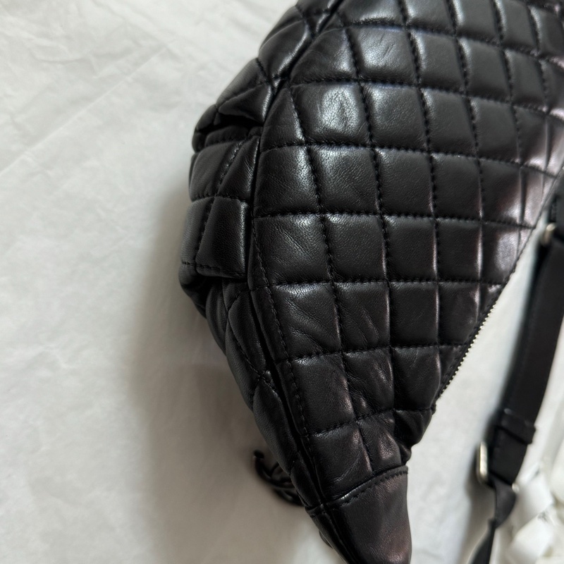 Chanel黑銀胸包-4