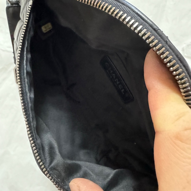 Chanel黑銀胸包-6