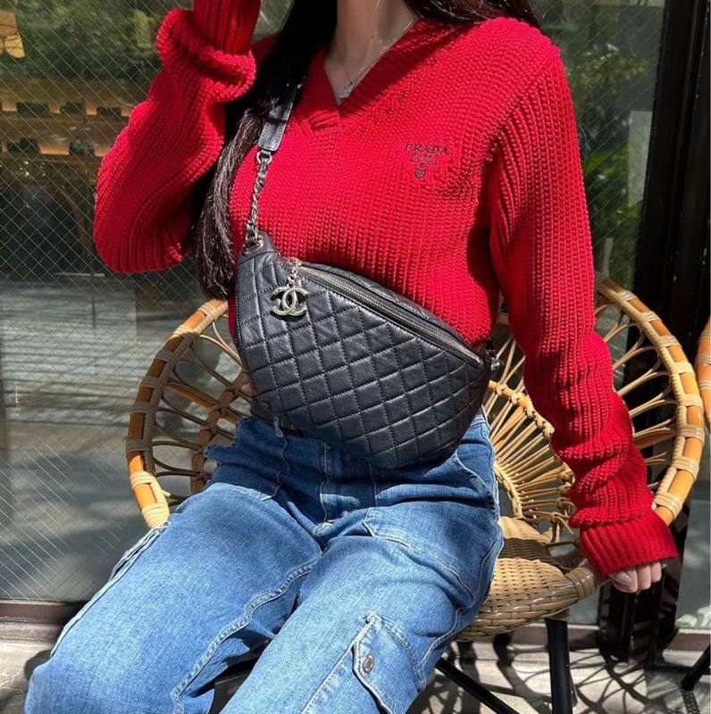 Chanel黑銀胸包-7