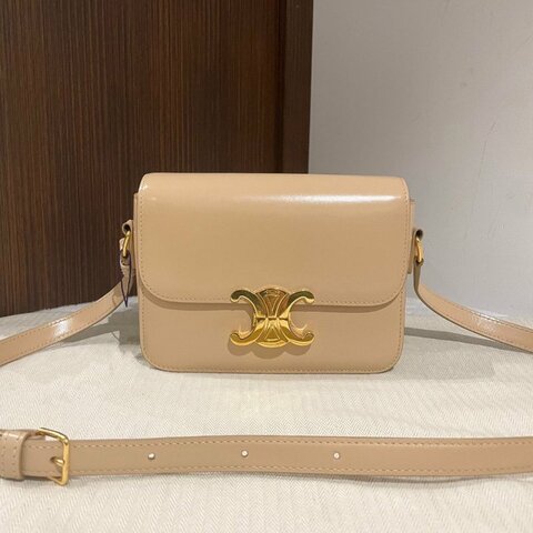 Celine / 賽琳 Teen Triomphe 金屬鎖扣可調節肩帶 亮澤牛皮革 斜挎單肩包 裸粉色