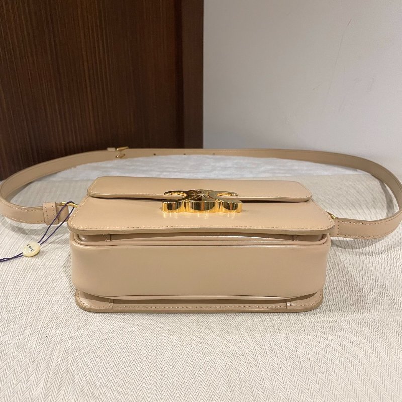 Celine / 賽琳 Teen Triomphe 金屬鎖扣可調節肩帶 亮澤牛皮革 斜挎單肩包 裸粉色-1