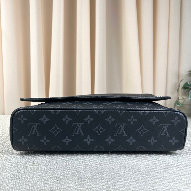 nzx lv ZZZ LV路易威登 District系列黑武士郵差包 經典老花 黑色配色 單肩斜挎都可以 容量大 日常通勤、出差都很實用-4