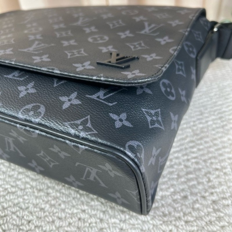 nzx lv ZZZ LV路易威登 District系列黑武士郵差包 經典老花 黑色配色 單肩斜挎都可以 容量大 日常通勤、出差都很實用-8