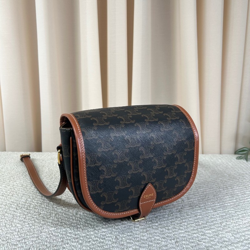 Celine賽琳凱旋門老花馬鞍包 經典Folco系列 黑棕配色 五金亮 肩帶可調節 單肩斜挎都可以 容量日常通勤、逛街都很實用-2