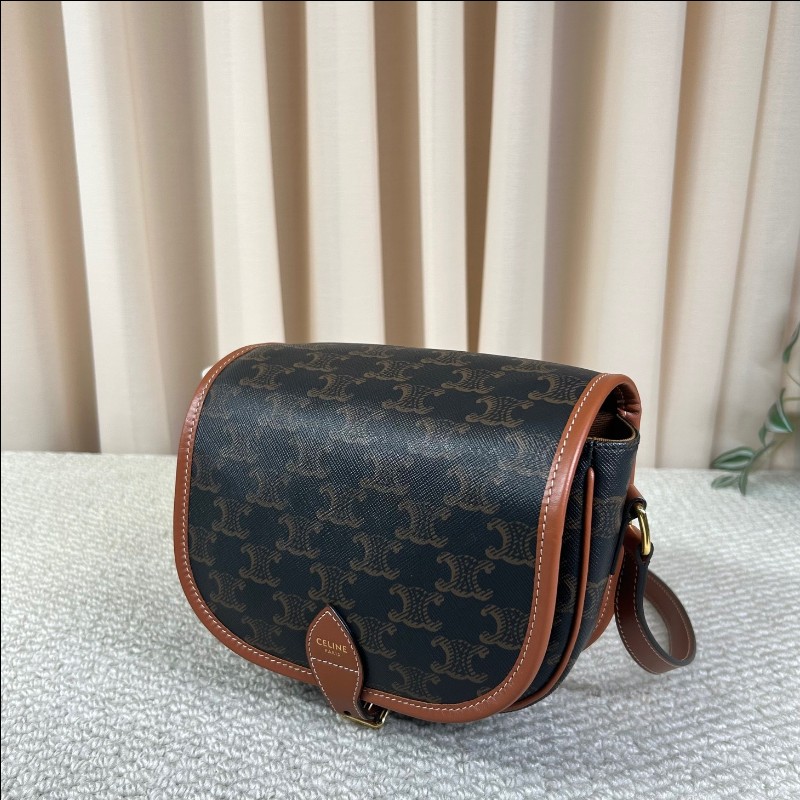 Celine賽琳凱旋門老花馬鞍包 經典Folco系列 黑棕配色 五金亮 肩帶可調節 單肩斜挎都可以 容量日常通勤、逛街都很實用-3