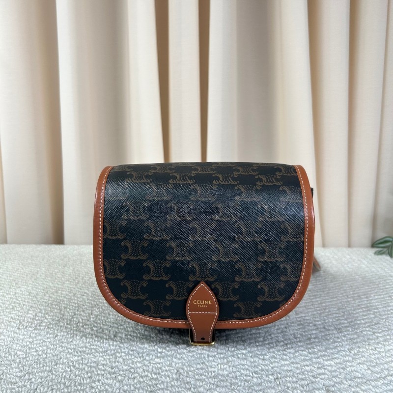 Celine賽琳凱旋門老花馬鞍包 經典Folco系列 黑棕配色 五金亮 肩帶可調節 單肩斜挎都可以 容量日常通勤、逛街都很實用-5