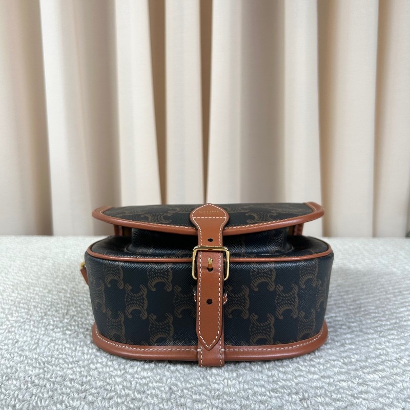 Celine賽琳凱旋門老花馬鞍包 經典Folco系列 黑棕配色 五金亮 肩帶可調節 單肩斜挎都可以 容量日常通勤、逛街都很實用-7