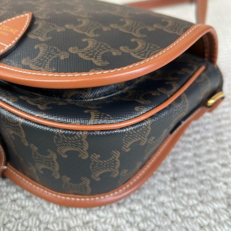 Celine賽琳凱旋門老花馬鞍包 經典Folco系列 黑棕配色 五金亮 肩帶可調節 單肩斜挎都可以 容量日常通勤、逛街都很實用-9