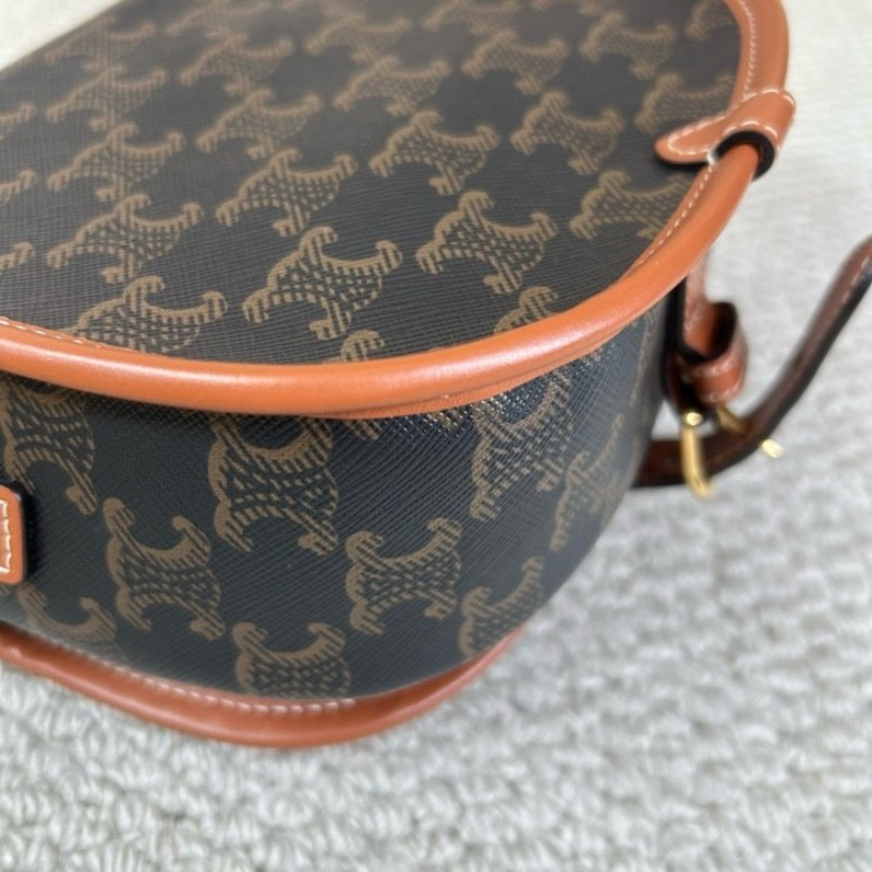 Celine賽琳凱旋門老花馬鞍包 經典Folco系列 黑棕配色 五金亮 肩帶可調節 單肩斜挎都可以 容量日常通勤、逛街都很實用-10