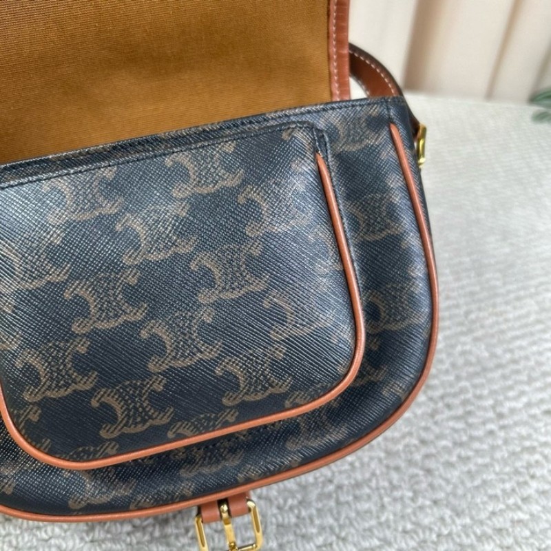 Celine賽琳凱旋門老花馬鞍包 經典Folco系列 黑棕配色 五金亮 肩帶可調節 單肩斜挎都可以 容量日常通勤、逛街都很實用-14