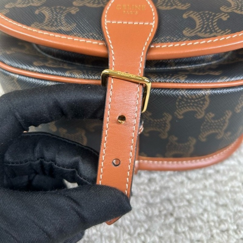 Celine賽琳凱旋門老花馬鞍包 經典Folco系列 黑棕配色 五金亮 肩帶可調節 單肩斜挎都可以 容量日常通勤、逛街都很實用-23