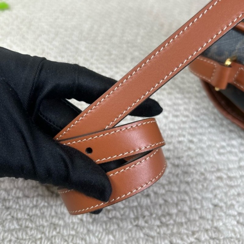 Celine賽琳凱旋門老花馬鞍包 經典Folco系列 黑棕配色 五金亮 肩帶可調節 單肩斜挎都可以 容量日常通勤、逛街都很實用-26