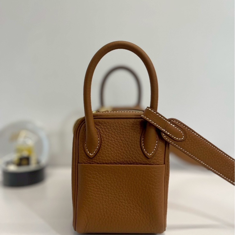 Hermes Mini Lindy 二代 金棕金 剛抱出來沒多久-2