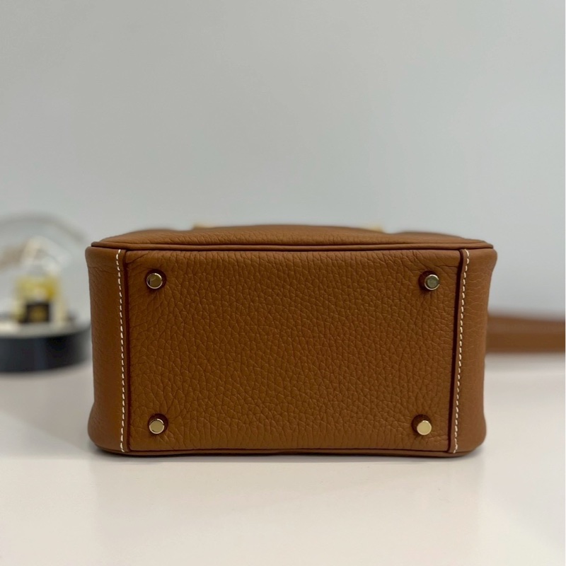 Hermes Mini Lindy 二代 金棕金 剛抱出來沒多久-4