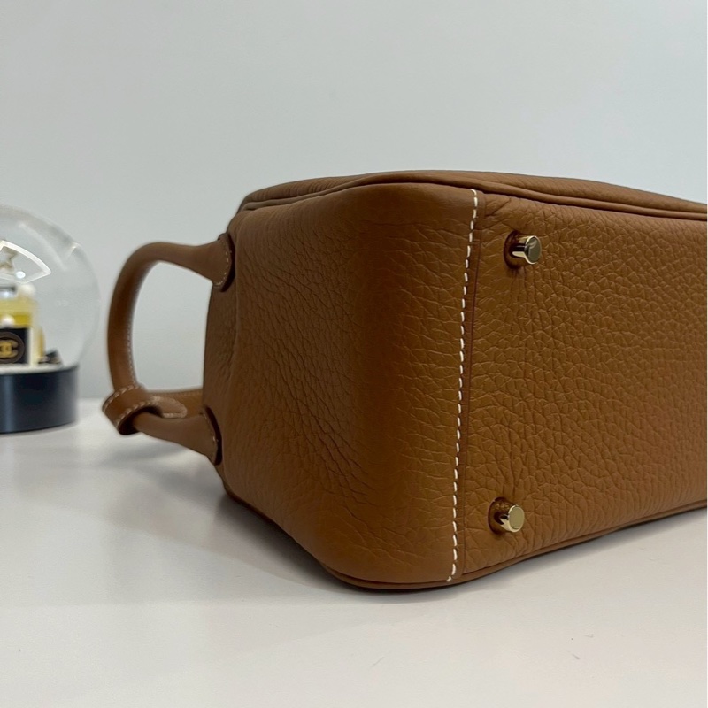 Hermes Mini Lindy 二代 金棕金 剛抱出來沒多久-5