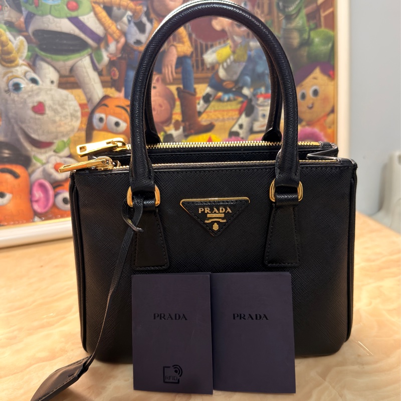 Prada Galleria nano 殺手包 （小號）黑金防刮牛皮-0